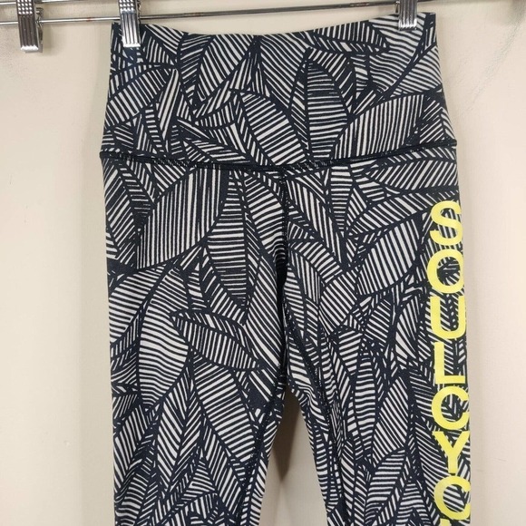Lululemon x Soulcycle Leggings Black White Leaf Cropped Roll Down - Picture 3 of 9